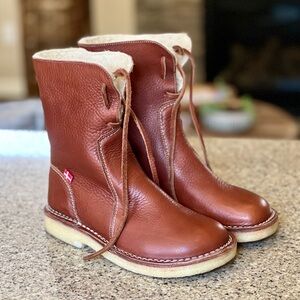 Duck feet leather boots